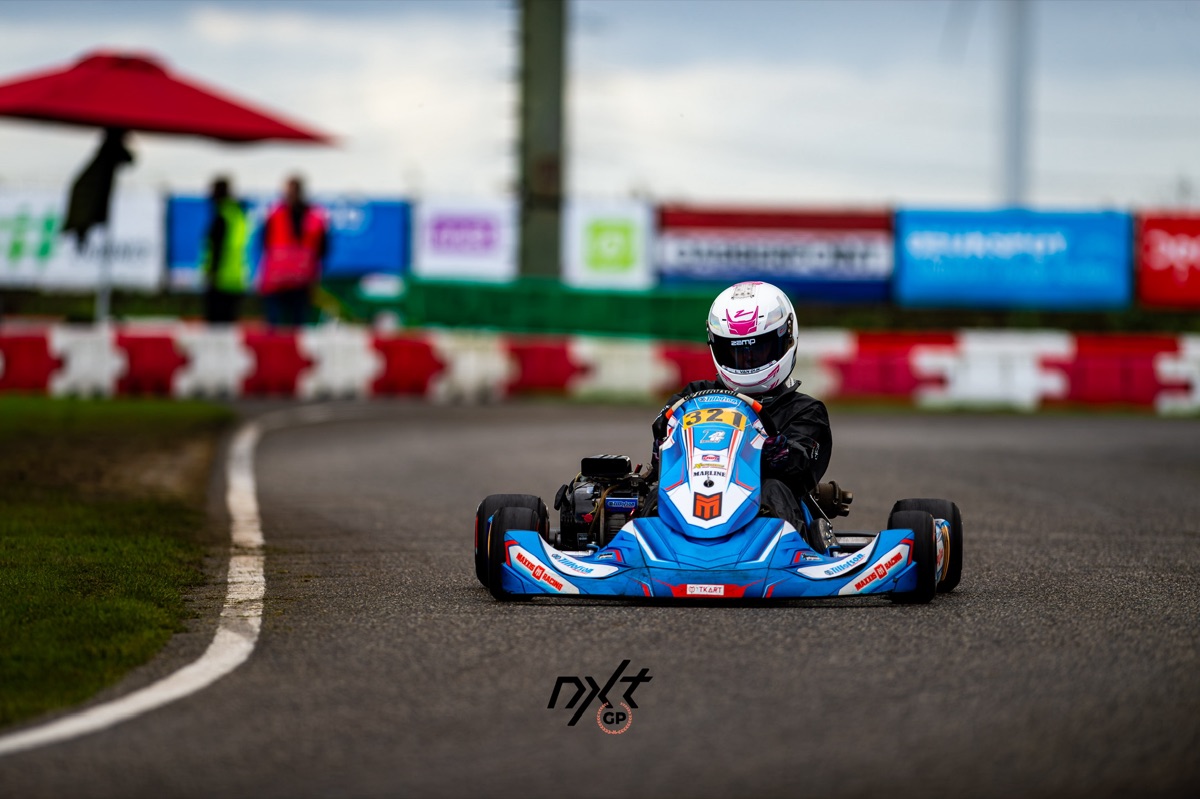 Lotte komt met kart 321 recht op de camera af