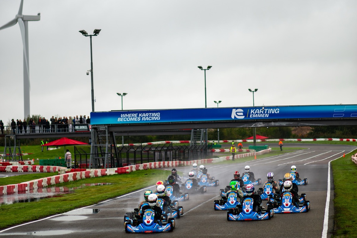 Het startveld van de NXT GP onder de brug van Karting Emmen