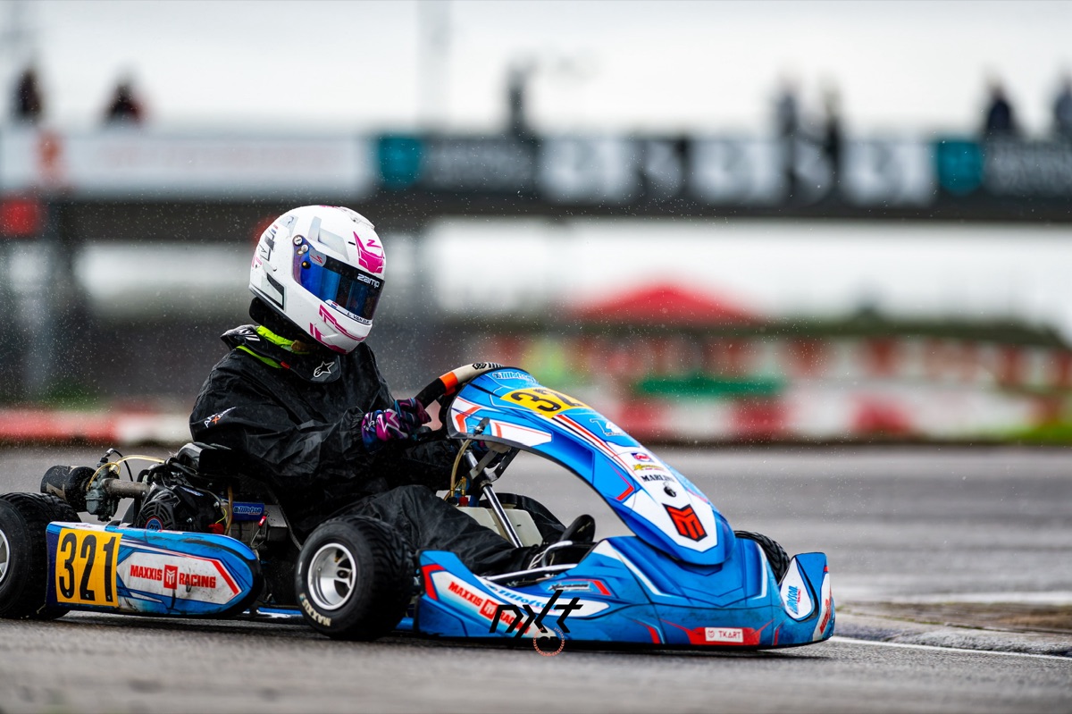 Lotte stuurt haar kart met nummer 321 door een natte bocht