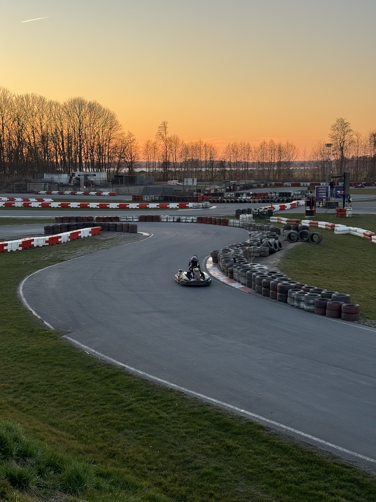 Kartcircuit tijdens zonsondergang
