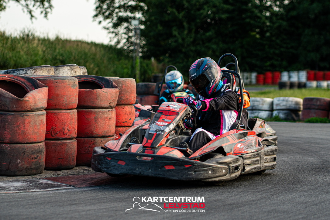 Lotte van Dijk karting action